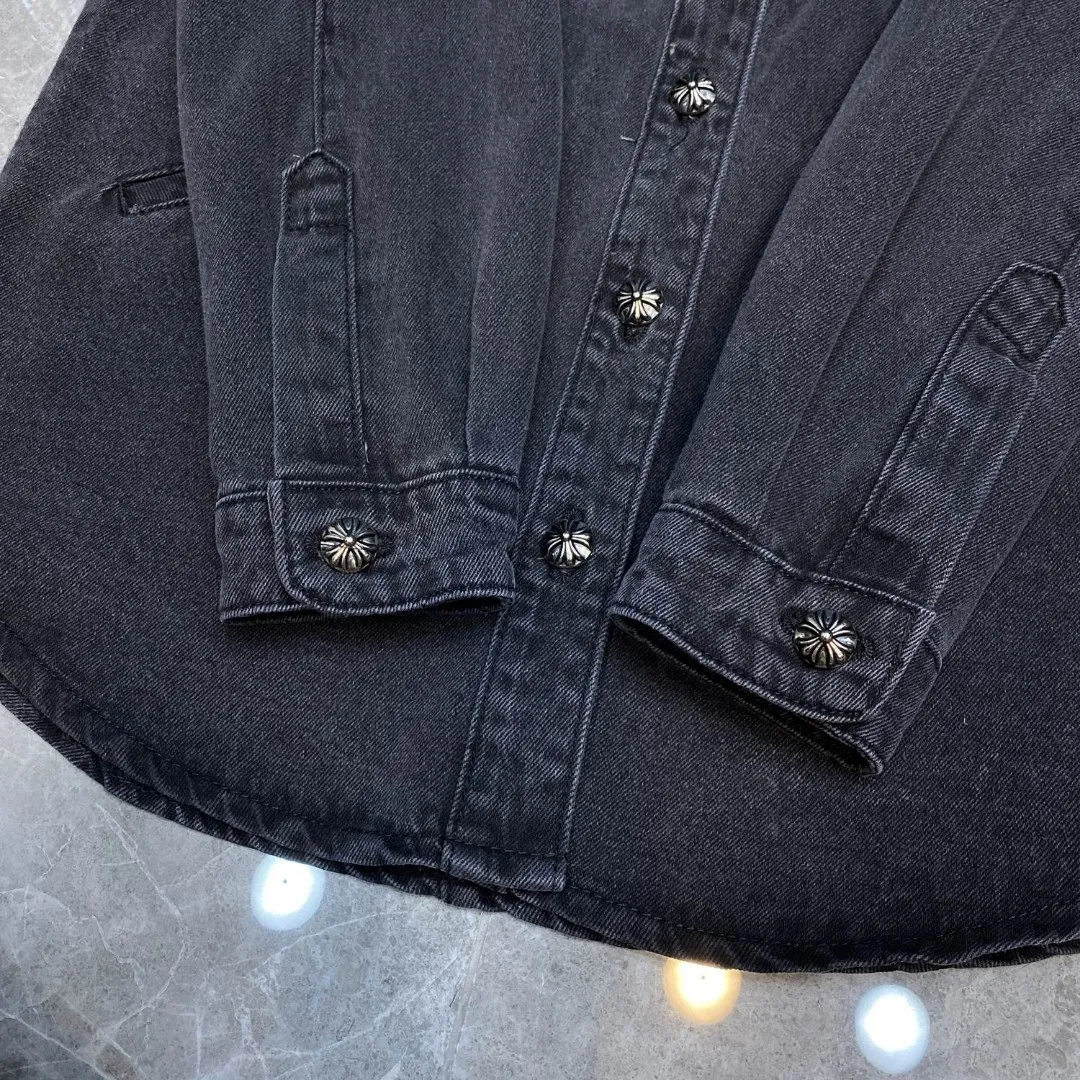P256 Chrome Hearts customized autumn and winter shirt series, classic patchwork embroidered leather denim, exclusive custom weaving and dyeing, 100% pure cotton high weight denim fabric, high-tech washing! Heavy enzyme stone rinse! Original hardware mold opening! ⭐Specially customized pocket design on the front panel ⭐Thickened leather patchwork on the back panel ➕Patchwork design The most simple and versatile denim shirt this season Suitable for all kinds of outfits and can be worn in all seasons 🌈Recommended color: black 🌈Code numbers: S, M, L, XL